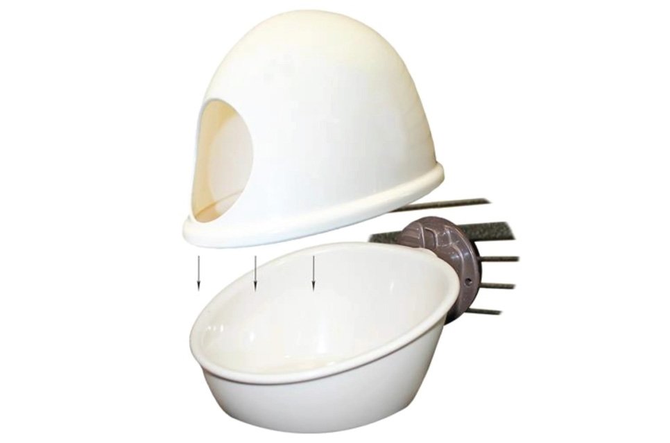 This smart design helps keep feeding clean and organized while making it easier to refill and maintain. Its secure attachment reduces spills and supports a more hygienic feeding setup.